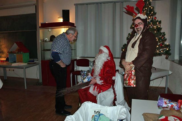 Bild: Weihnachtsmann kam mit Rentier