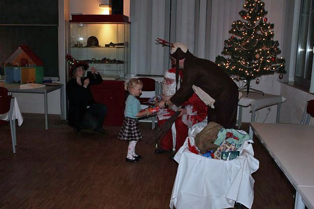 Bild: Weihnachtsmann kam mit Rentier