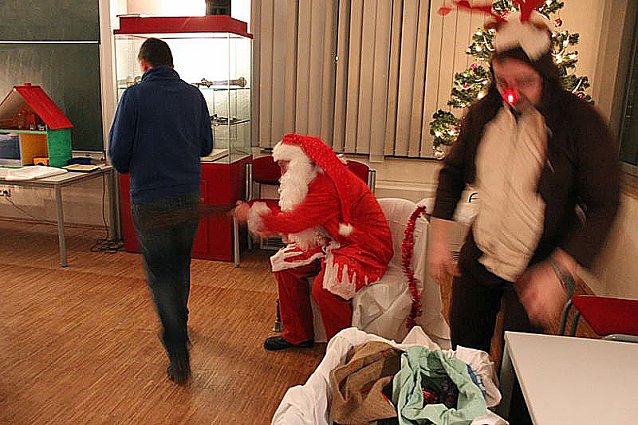 Bild: Weihnachtsmann kam mit Rentier