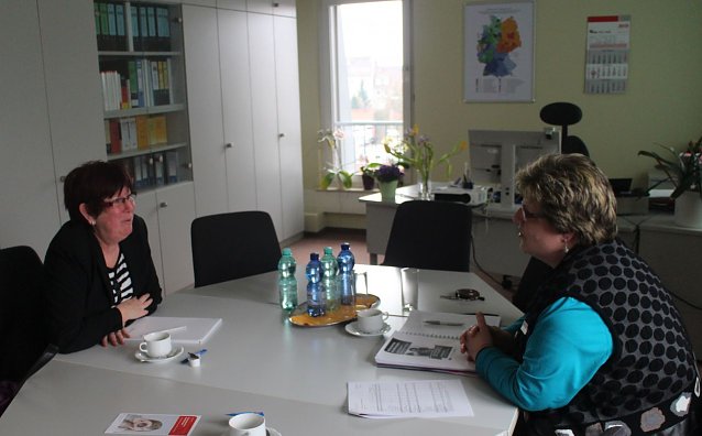 Bild: Arbeitstreffen in der Agentur: Die operative Gesch&auml;ftsf&uuml;hrerin der Nordh&auml;user Agentur f&uuml;r Arbeit, Gabriela Helbing (rechts), sprach mit der Landtagsabgeordneten Dagma Becker (SPD) &uuml;ber den Arbeits- und Ausbildungsmarkt 