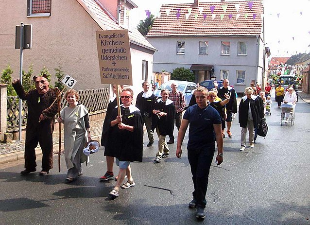Bild: B&auml;r beim Festumzug  20 Jahre Lindenbl&uuml;tenfest