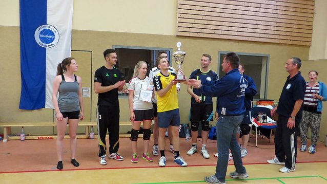 Bild: Pokal bleibt beim VC Blau-Wei&szlig;