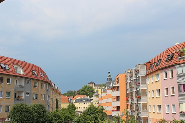 Bild: Dunkle Wolken &uuml;ber dem Rathaus