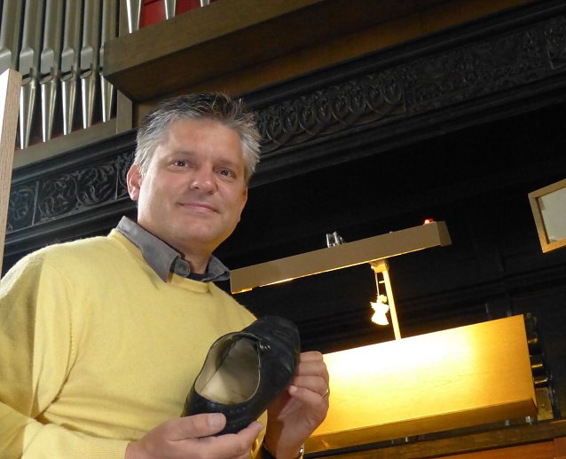 Bild: Generalmusikdirektor Markus L. Frank mit seinem Orgelschuh (ein besonders schmal geschnittener Schuh, um die eng stehenden Pedale pr&auml;zise bedienen zu k&ouml;nnen) an der Orgel des Nordh&auml;user Doms zum Heiligen Kreuz