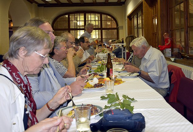 Bild: Abschied mit einem lachenden und einem weinendem Auge