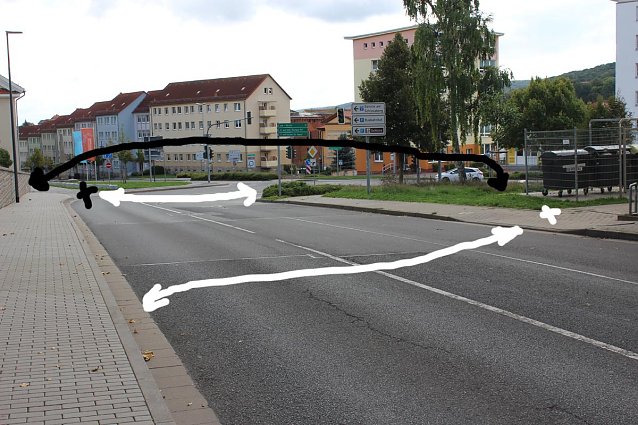 Bild: Schwerer &Uuml;bergang f&uuml;r Rollstuhlfahrer