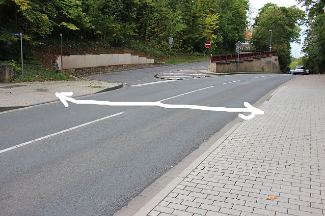 Bild: Schwerer &Uuml;bergang f&uuml;r Rollstuhlfahrer