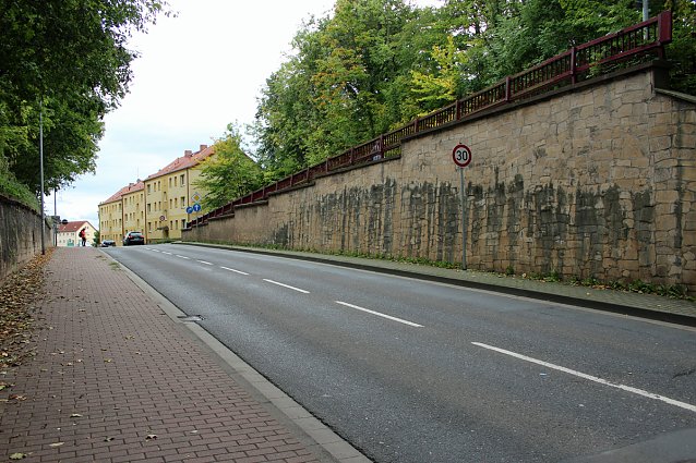 Bild: Schwerer &Uuml;bergang f&uuml;r Rollstuhlfahrer