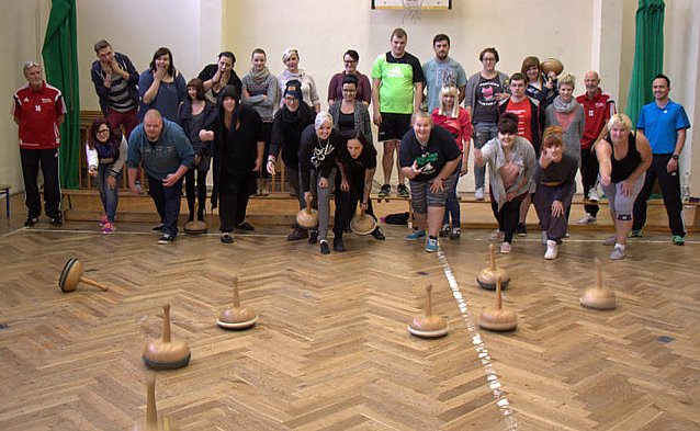 Bild: Bosseln im Sportunterricht