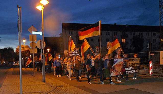 Bild: Demonstration und Gegendemonstration (1)
