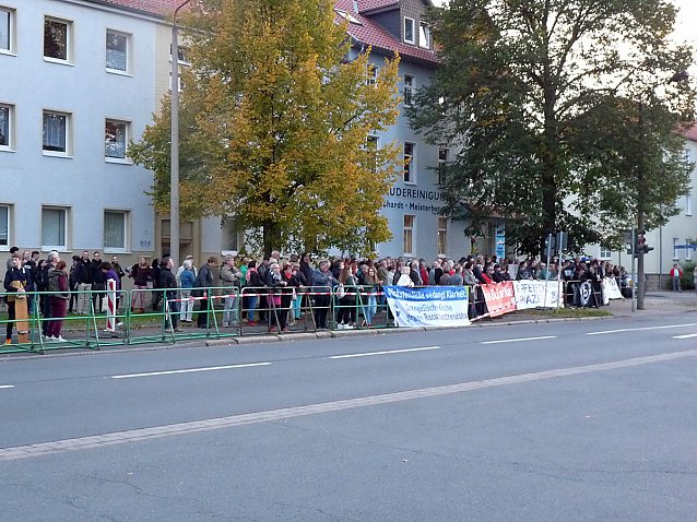 Bild: Demonstration und Gegendemonstration (2)
