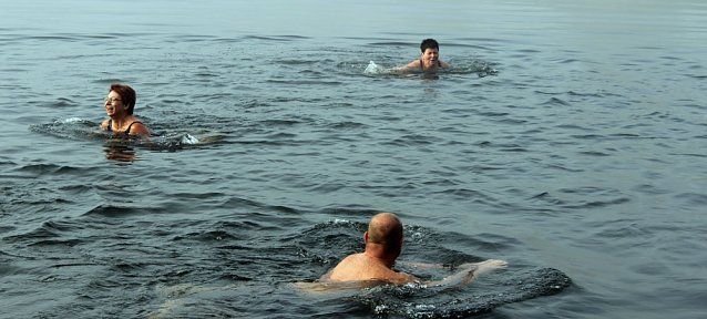 Bild: Brrr! Sehr k&uuml;hl beim Abbaden