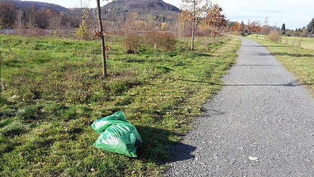 Bild: Es ist schon erstaunlich was da so alles entlang der Wipper in Sondershausen abgeladen wird. Dabei hat kn wieder einige frische und alte Entdeckungen gemacht�   Hier wurden mal wieder in einem M&uuml;llsack offensichtlich alte Pflanzgef&auml;&szlig;e entsorgt. So weit ja noch ganz gut.   Muss man aber seine M&uuml;llt&uuml;ten unbedingt auf dem Wipperdamm nahe der Kiesgrube ablegen. Wer macht sich die M&uuml;h