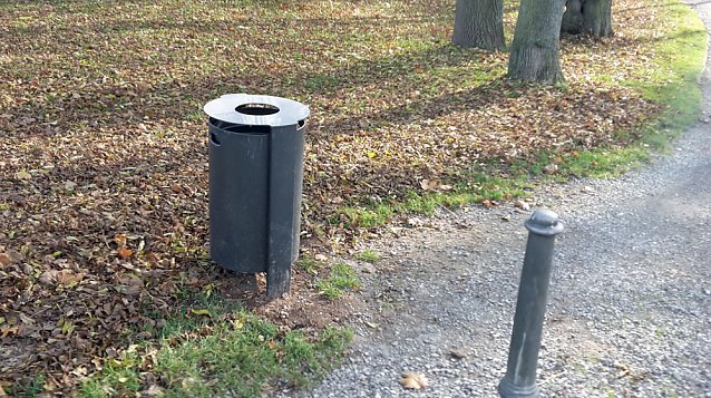Bild: Es ist schon erstaunlich was da so alles entlang der Wipper in Sondershausen abgeladen wird. Dabei hat kn wieder einige frische und alte Entdeckungen gemacht�   Hier wurden mal wieder in einem M&uuml;llsack offensichtlich alte Pflanzgef&auml;&szlig;e entsorgt. So weit ja noch ganz gut.   Muss man aber seine M&uuml;llt&uuml;ten unbedingt auf dem Wipperdamm nahe der Kiesgrube ablegen. Wer macht sich die M&uuml;h