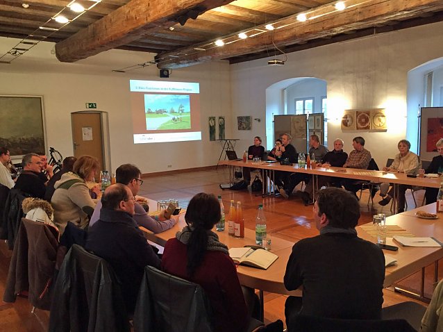 Bild:  Es waren gute 30 interessierte Personen (aus den Bereichen: Touristinfo, Pension, Hotel, Fahrradladen, Caf&eacute;, ADFC Kyffh&auml;userkreis, Restaurant, Kur- und Tourismus GmbH, Naturparkverwaltung etc.) vertreten. Foto Julia Hornickel