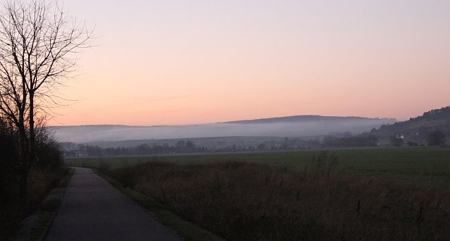 Bild: Der Nebel kriecht ins Tal