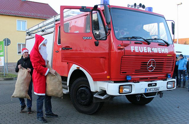 Bild: In Jecha kam der Nikolaus mit der Feuerwehr