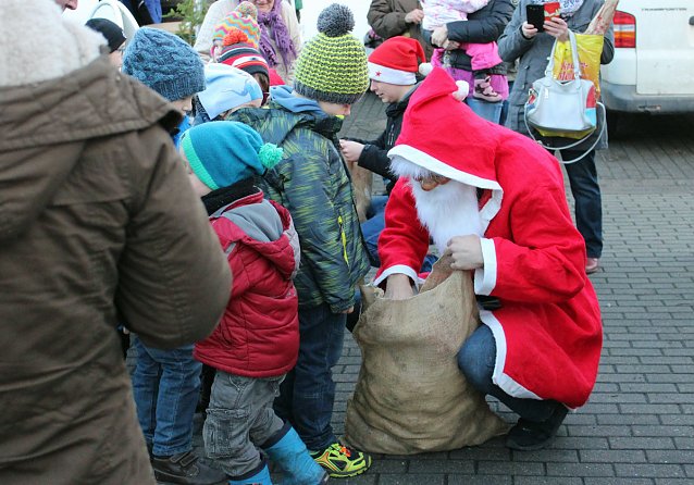 Bild: In Jecha kam der Nikolaus mit der Feuerwehr