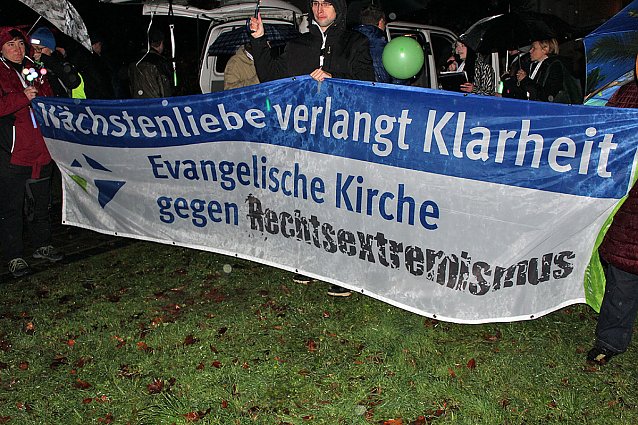 Bild: Demonstration und Gegendemonstration (2)