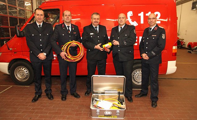 Bild: Neuer Hebesatz an Feuerwehr Bebra &uuml;bergeben