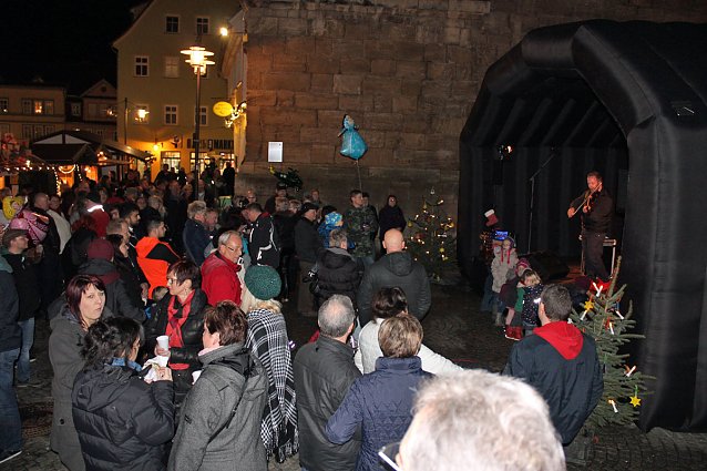 Bild: Gut besuchter Weihnachtsmarkt