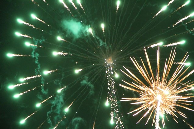 Bild: Mit B&ouml;llern und Raketen - ungetr&uuml;btes Silvestervergn&uuml;gen