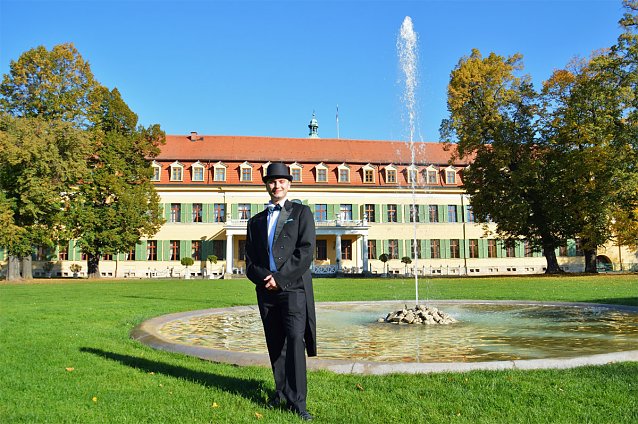 Bild: Kammerdiener Albert f&uuml;hrt durch das Schlossgel&auml;nde