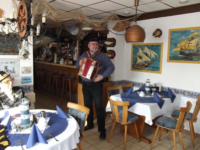 Bild: Beim singenden Fischkoch in Vehra