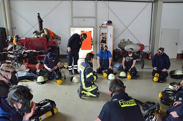 Bild: Atemschutzger&auml;tetr&auml;ger Lehrgang 2016 in der Feuerwehr Greu&szlig;en
