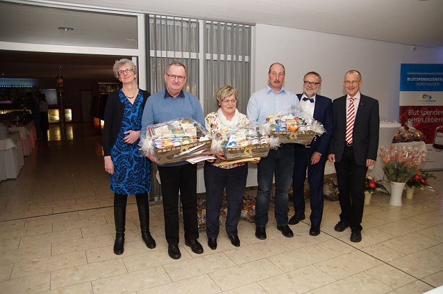Bild: Frau Dr. med. Maria Westphal, 125. Spende Klaus Rebettge, 100. Spende Christine Br&uuml;ckner, 100. Spende Henry Gerbing, Peter Hengstermann Pr&auml;sident DRK-Kyff.kreisverband Sondershausen, Prof. Dr. med. Reinhard Kappe