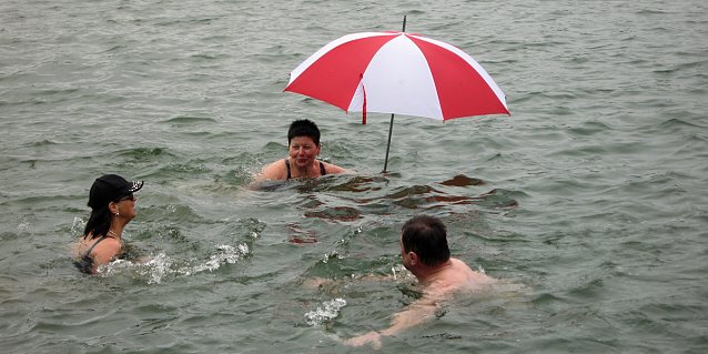 Bild: Mit Schirm, Charme und kaltem Wasser