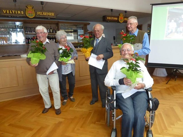 Bild: Mit 91 Jahren geh&ouml;rt Otto Pabst (im Rollstuhl) zu den &auml;ltesten Mitgliedern der Landsenioren. Auch er erhielt eine Ehrenurkunde