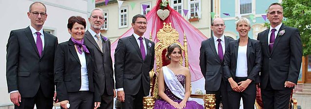 Bild: Fliederprinzessin in Amt eingef&uuml;hrt