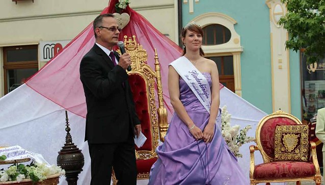 Bild: Fliederprinzessin in Amt eingef&uuml;hrt