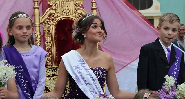 Bild: Fliederprinzessin in Amt eingef&uuml;hrt