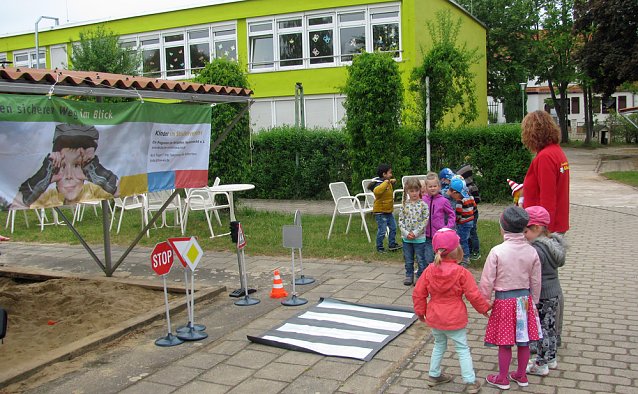 Bild: Verkehrssicherheitstag in Kita  G&auml;nsebl&uuml;mchen Ro&szlig;leben