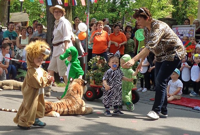 Bild: Kindervilla-Kinder begeisterten ihre G&auml;ste zum Stra&szlig;enfest