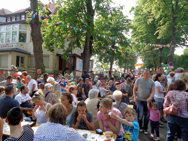 Bild: Kindervilla-Kinder begeisterten ihre G&auml;ste zum Stra&szlig;enfest