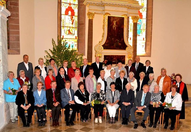 Bild: Treffen der Konfirmandenjahrg&auml;nge 1951 � 1956 � 1966 in der Unterkirche