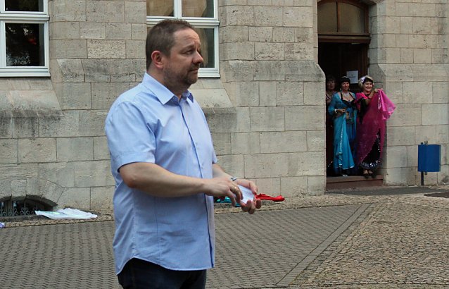 Bild: Farbenfrohes Sommerfest der VHS