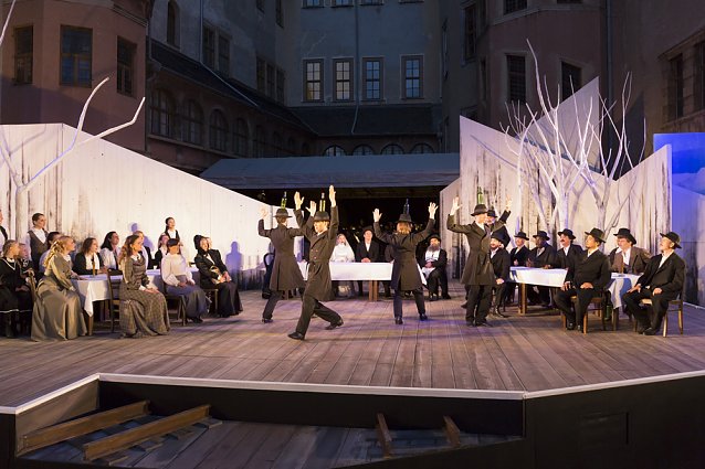 Bild: F&uuml;hrungen in Schlosshof und Museum bereichern die Festspiele