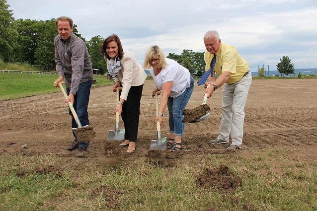 Bild: Spatenstich f&uuml;r den Sportplatz