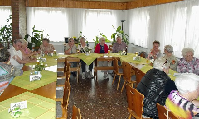Bild: Kaffeetafel mit Geburtstagskindern im WB 4