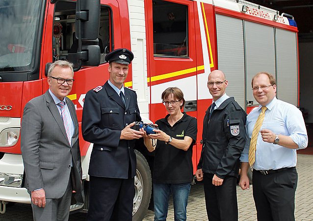 Bild: &Uuml;bergabe einer  W&auml;rmebildkamera an die Feuerwehr Sondershausen