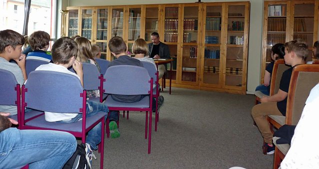 Bild: Bei Buchlesung Kinderbuch vorgestellt