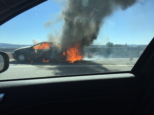 Bild: Brennender Pkw auf der A38