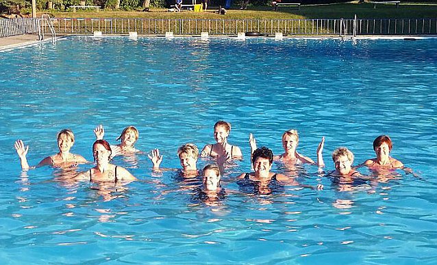 Bild: Frauensportgruppe traf sich zum Abbaden im Freibad Gro&szlig;furra