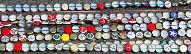 Bild: Mehr als sieben Reihen Kronkorken auf einem 400 Meter langen Teil der Stra&szlig;e brachten den Erfolg.