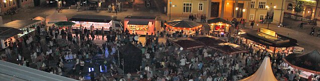 Bild: Markt beim Weinfest voll