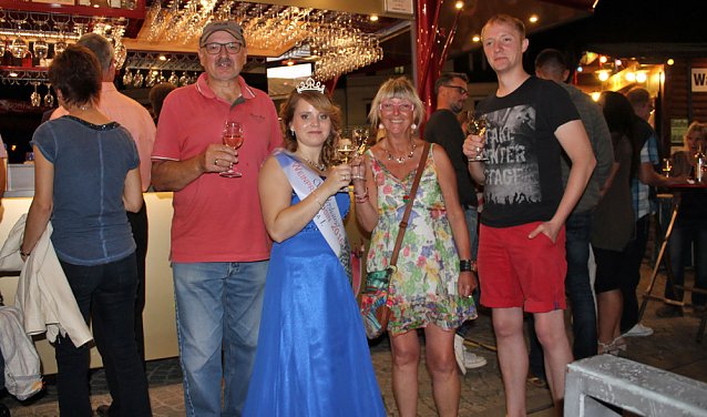 Bild: Markt beim Weinfest voll